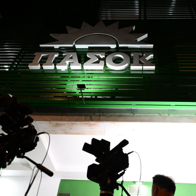 Μετωπική επίθεση... διαρκείας του ΠΑΣΟΚ στην κυβέρνηση