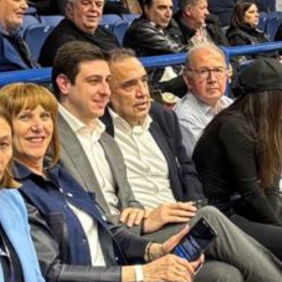 Από τα παρκέ... στις κερκίδες