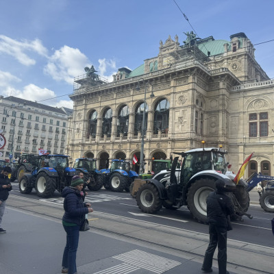 Απόβαση 300 τρακτέρ στη Βιέννη: Aγρότες ζητούν «την αλήθεια στο πιάτο μας» (βίντεο)