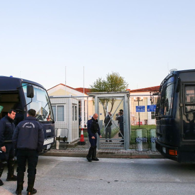 Τέμπη: Χωρίς εντάσεις και με ηπιότερους τόνους ξεκίνησε η δίκη στη Λάρισα