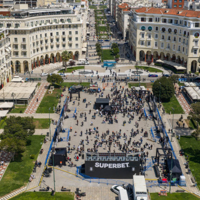 Γιορτή ΠΑΟΚ: Η πλατεία Αριστοτέλους «ντύθηκε» στα ασπρόμαυρα (βίντεο)