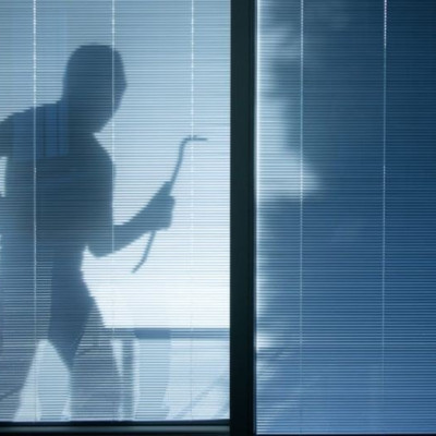 Θεσσαλονίκη: Διαρρήκτης έπεσε από 2,5 μέτρα ύψος για να διαφύγει - Τον κατέγραψαν κάμερες (βίντεο)