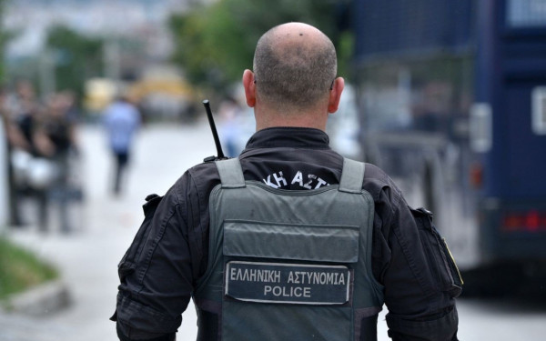 Παρ' ολίγον τραγωδία στην Κοζάνη: Αστυνομικός πήγε να πνιγεί τρώγοντας σάντουιτς - Τον έσωσε μια εργαζόμενη