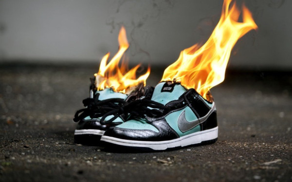 Ο Κεπέρνικ βάζει (κυριολεκτικά) φωτιές στη Nike