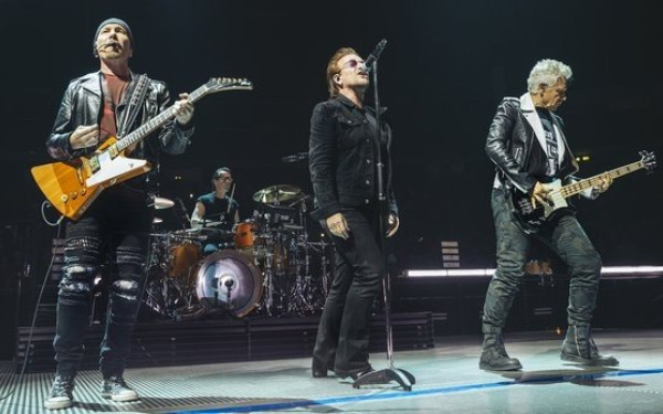 O Mπόνο έχασε τη φωνή του (video)