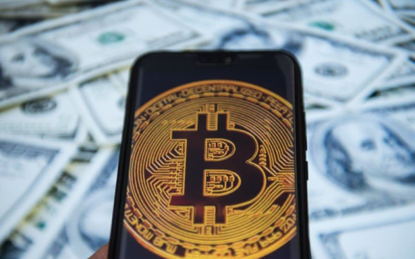 Ξέφρενο ράλι για το Bitcoin: Έσπασε για πρώτη φορά το φράγμα των 105.000 δολαρίων