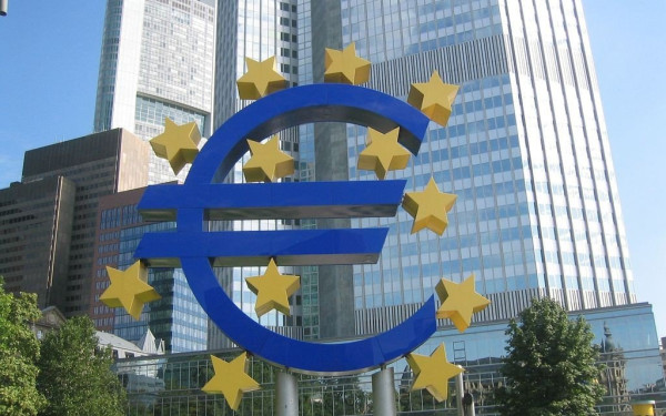 Επιτόκια: Σταδιακή αλλά μεγαλύτερη αύξηση από την Ευρωπαϊκή Κεντρική Τράπεζα και τη Fed