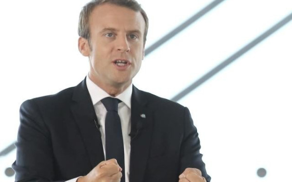 Ο Μακρόν ζητεί να προκληθεί «σοκ από τη δημόσια χρηματοδότηση» για την φτώχεια και την κλιματική κρίση