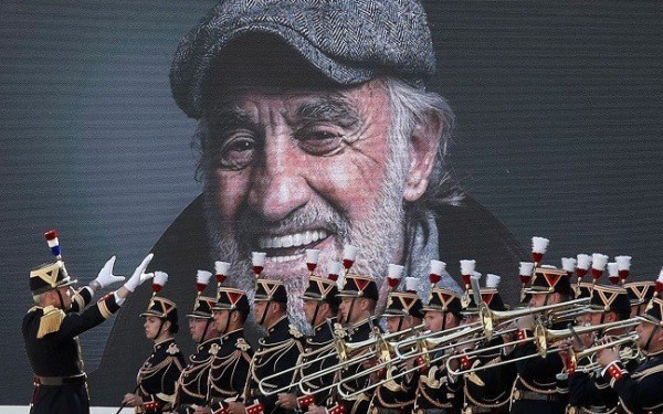 Η Γαλλία αποχαιρετά τον αγαπημένο της "Μπεμπέλ" - "Θα χαμογελάει πάντα, όπου κι αν βρίσκεται" (βίντεο)