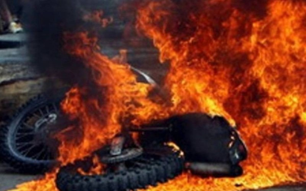 Θεσσαλονίκη: Στις φλόγες μηχανή μετά από τροχαίο - Ένας τραυματίας 