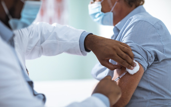 ΗΠΑ: Η κυβέρνηση Τραμπ διενεργεί έρευνα για πιθανούς θανάτους λόγω των εμβόλια κατά της COVID