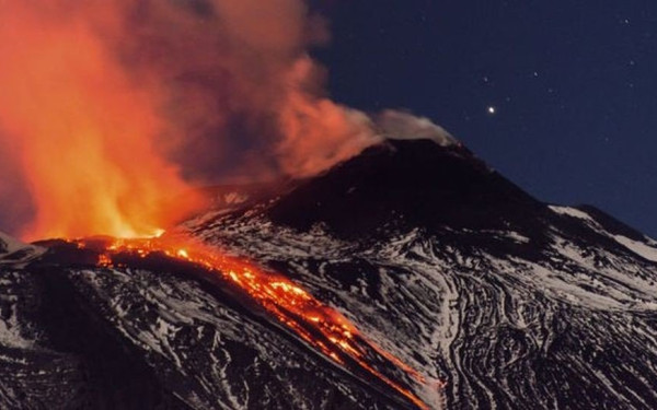 «Βράζει» η Αίτνα στην Ιταλία - Έκλεισε το αεροδρόμιο της Κατάνης (βίντεο)