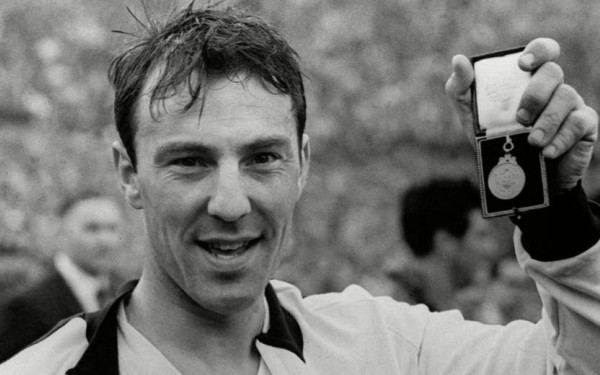 Μπαίνουν σε μία παμπ ο Τζίμι Γκριβς και ο Τζορτζ Μπεστ…