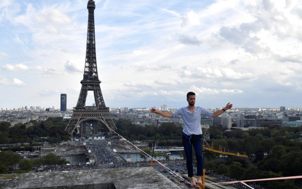 Ισορροπιστής με υψοφοβία περπάτησε 510 μ. σε τεντωμένο σχοινί μπροστά στον Πύργο του Άιφελ! (φωτ.)