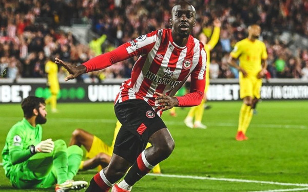 Αγγλία: Ματσάρα στο Λονδίνο, ζημιά η Μπρέντφορντ στη Λίβερπουλ (βίντεο)