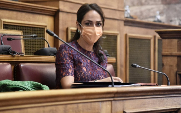 Δεκτό επί της αρχής το νομοσχέδιο για την παιδική κακοποίηση – Τροπολογία για τις "νταντάδες της γειτονιάς" 