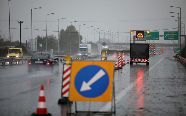 Κακοκαιρία «Άριελ»: Έκλεισε η εθνική οδός Αθηνών – Κορίνθου μετά από πτώση βράχων