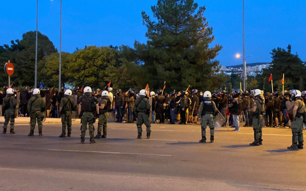 Σταυρούπολη: 3 μπλόκα από την αστυνομία για να μην έρθουν πρόσωπο με πρόσωπο αναρχικοί και ακροδεξιοί