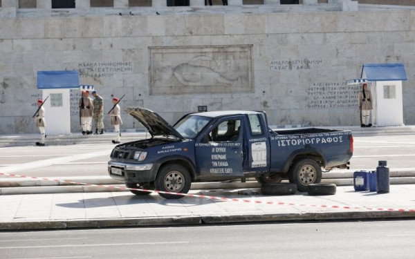 Βουλή: 58χρονος αγρότης, ο οδηγός του οχήματος που πάρκαρε μπροστά στον Άγνωστο Στρατιώτη - Οδηγείται στο ψυχιατρείο (Βίντεο)
