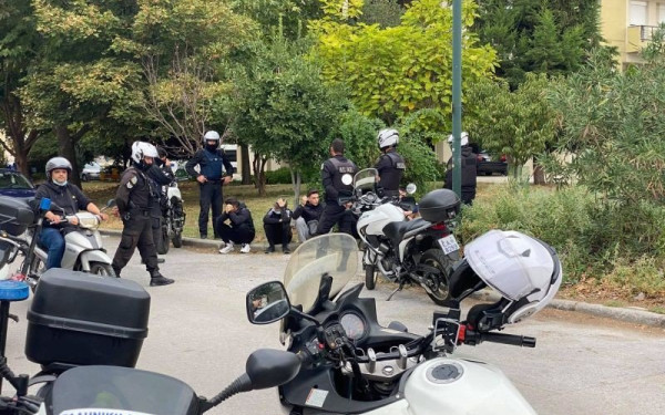 ΕΠΑΛ Ευόσμου: Οκτώ συλλήψεις και σοκ από πανό με νεοναζιστικό περιεχόμενο (βίντεο, φωτ.)