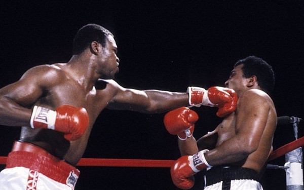 Λάρι Χολμς vs Μοχάμεντ Άλι: 41 χρόνια από τον «αγώνα της ντροπής» (βίντεο)