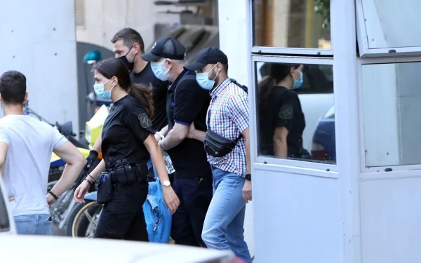 Ηθοποιός "ξεπλένει" τον Πέτρο Φιλιππίδη (βίντεο)