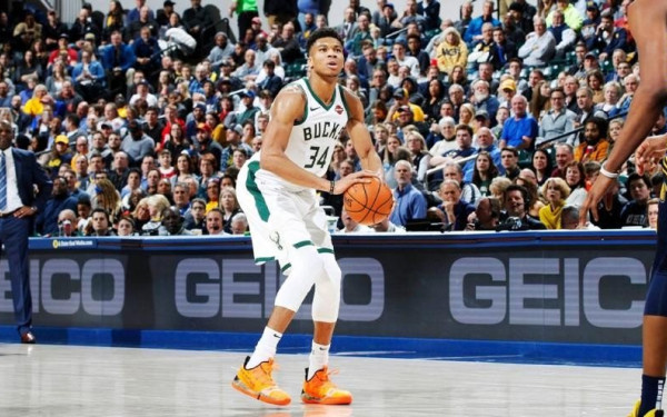 Ο Γιάννης Αντετοκούνμπο ξέρει να σουτάρει και τρίποντα (βίντεο)