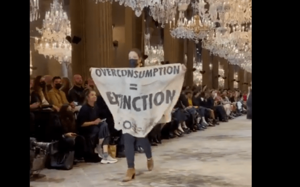 Εισβολή διαδηλώτριας στην επίδειξη μόδας του Louis Vuitton στο Παρίσι (βίντεο)