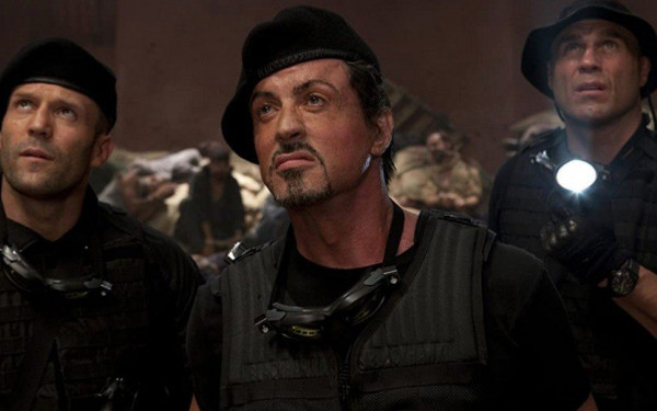 "Αναλώσιμοι 4" και ποδόσφαιρο: Ο λοχαγός Ρόμπερτ Χατς και ο ψυχοπαθής τερματοφύλακας Monk (βίντεο)