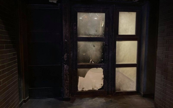 Αττική: Έκρηξη από μηχανισμό με γκαζάκια σε είσοδο πολυκατοικίας στη Βάρκιζα