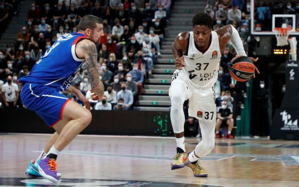 Ο Κώστας Αντετοκούνμπο δεν ξεχνά τα δύσκολα παιδικά χρόνια