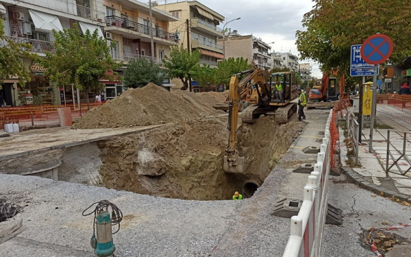 Θεσσαλονίκη: Αγώνας δρόμου να... κλείσει η τρύπα στην Εθνικής Αντιστάσεως