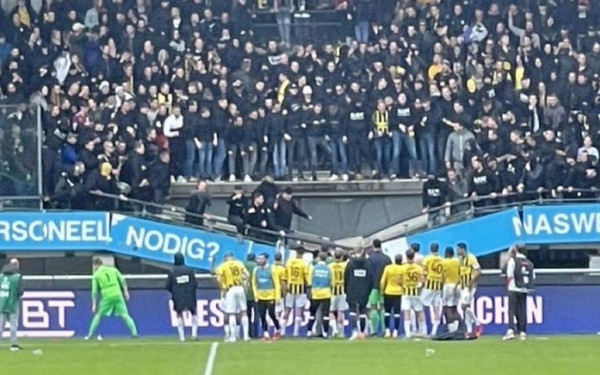 Ολλανδία: Οι οπαδοί της Φίτεσε χοροπηδούσαν στην εξέδρα και τη διέλυσαν (βίντεο)