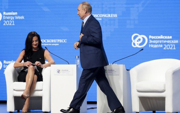 Χυδαία σχόλια ρωσικών ΜΜΕ για την Αμερικανίδα δημοσιογράφο που προσπάθησε να «στριμώξει» τον Πούτιν (βίντεο)