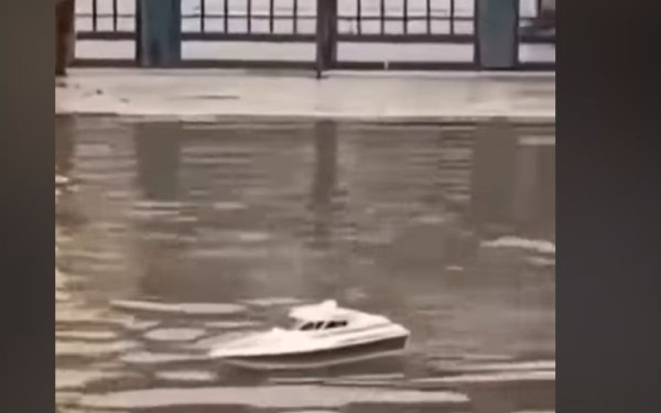 "Μπάλλος": Μαθητές έβγαλαν... σκάφος στην αυλή του σχολείου (βίντεο)