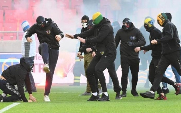 Άγρια επεισόδια σε ποδοσφαιρικό αγώνα στη Σλοβακία (βίντεο)