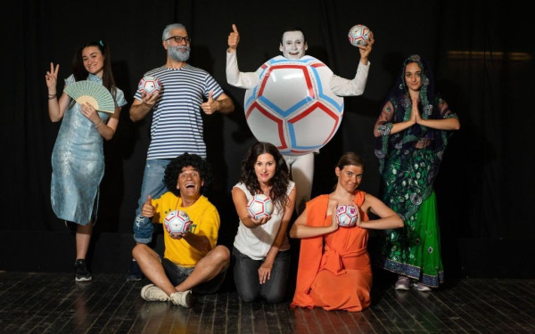 Βουδιστές μοναχοί και… πιγκουίνοι παίζουν με «μια μπάλα για όλους»