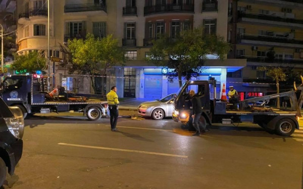 Επιχείρηση "σκούπα" στην Αγίου Δημητρίου από την Τροχαία - Σηκώνουν αυτοκίνητα για την λιτανεία (Βίντεο-Φωτ.) 