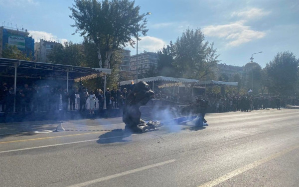 Οι αλεξιπτωτιστές παραδίδουν τη σημαία στην Πρόεδρο της Δημοκρατίας (βίντεο, φωτ.)