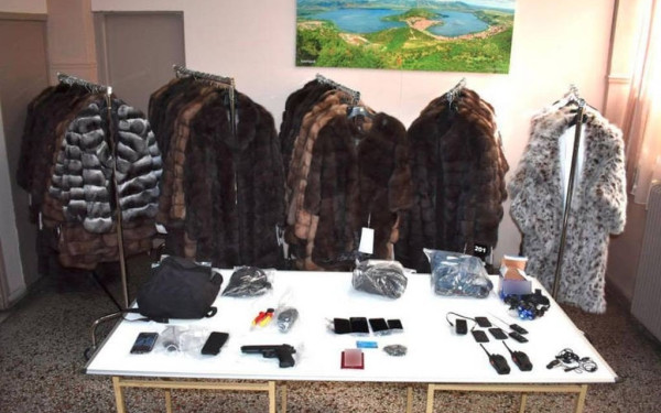 Πάνω από 500.000 ευρώ κόστιζαν οι 85 γούνες που έκλεψαν από επιχείρηση της Καστοριάς (φωτ.) Πάνω από 500.000 ευρώ κόστιζαν οι 85 γούνες που έκλεψαν από επιχείρηση της Καστοριάς (φωτ.)