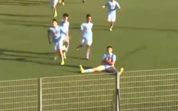 Ιταλία: Πιτσιρικάς της Νάπολι σκόραρε με το χέρι και θύμισε Μαραντόνα (βίντεο)