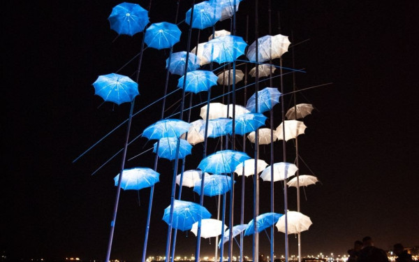 Θεσσαλονίκη: Στα μπλε ο Λευκός Πύργος και οι Ομπρέλες του Ζογγολόπουλου 