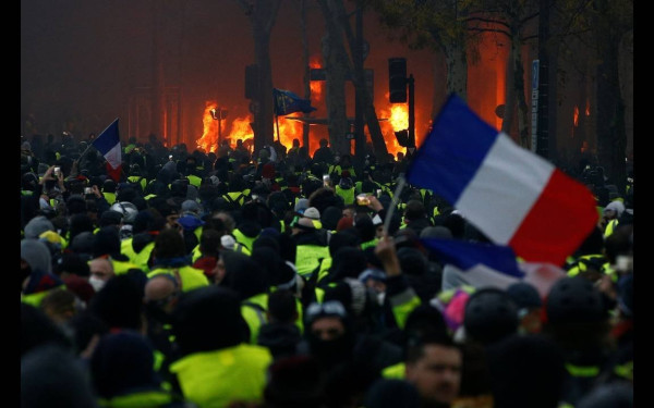 Γαλλία: «Αγχώνεται» η ελίτ με το ενδεχόμενο να ξεπηδήσουν κινητοποιήσεις αγροτών