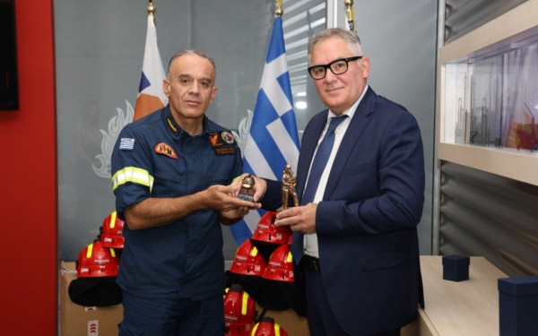 Τελετή παράδοσης πυροσβεστικών κρανών από την ISOMAT