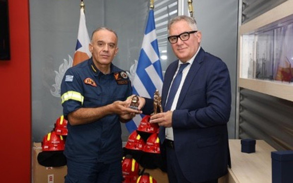 Τελετή παράδοσης πυροσβεστικών κρανών από την ISOMAT 