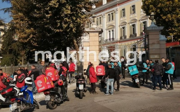 Το τελευταίο «αντίο» στον 47χρονο διανομέα είπαν σήμερα φίλοι, συγγενείς και συνάδελφοι (βίντεο)