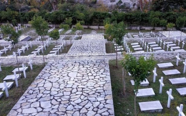 Συγκίνηση στο κοιμητήριο Κλεισούρας για την ταφή 32 Ελλήνων πεσόντων κατά τον πόλεμο του 1940 (Φωτ.)