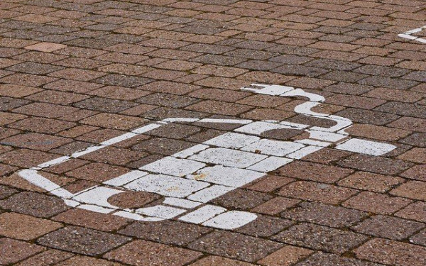 Δήμοι Θεσσαλονίκης: «Τρέχουν» να αγοράσουν ηλεκτρικά οχήματα