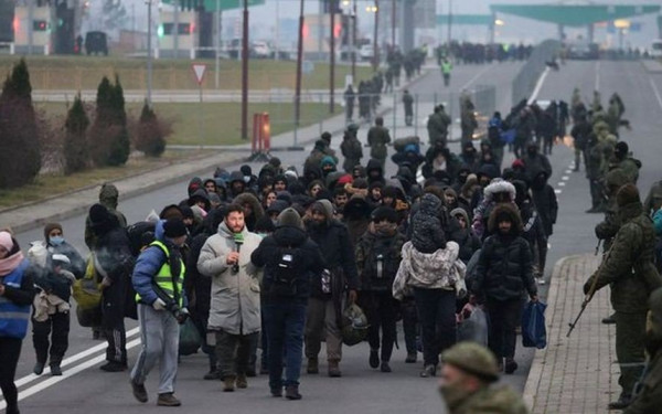 Οι Πολωνοί πέταξαν δακρυγόνα και νερό στους εξαθλιωμένους μετανάστες (βίντεο)