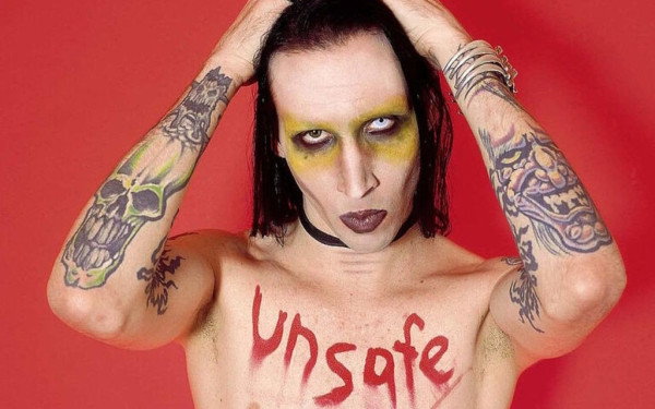 Ο Μ. Μάνσον κατηγορείται για βασανιστήρια και κακοποιήσεις γυναικών (βίντεο)